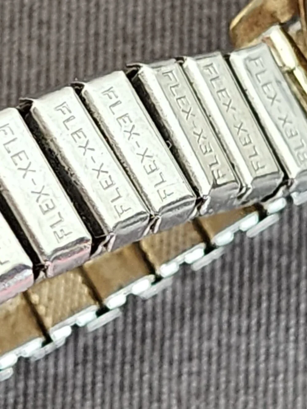 Sorna 17 Jewel Gold and Silver Plate Antimagnetic Waterproof Flex SS Back Watch